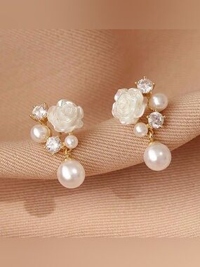 🩷 NEW 🩷 Elegant White Pearl Rose Drop Earrings 🩷